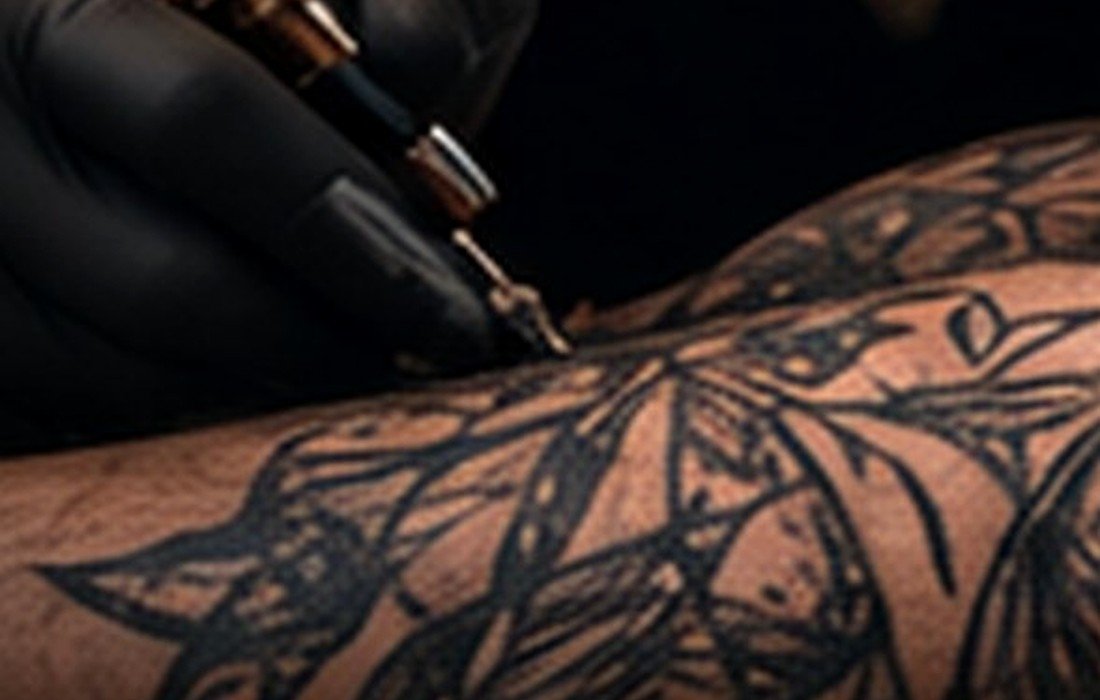 Illustratief close-upbeeld van tattoo-linework
